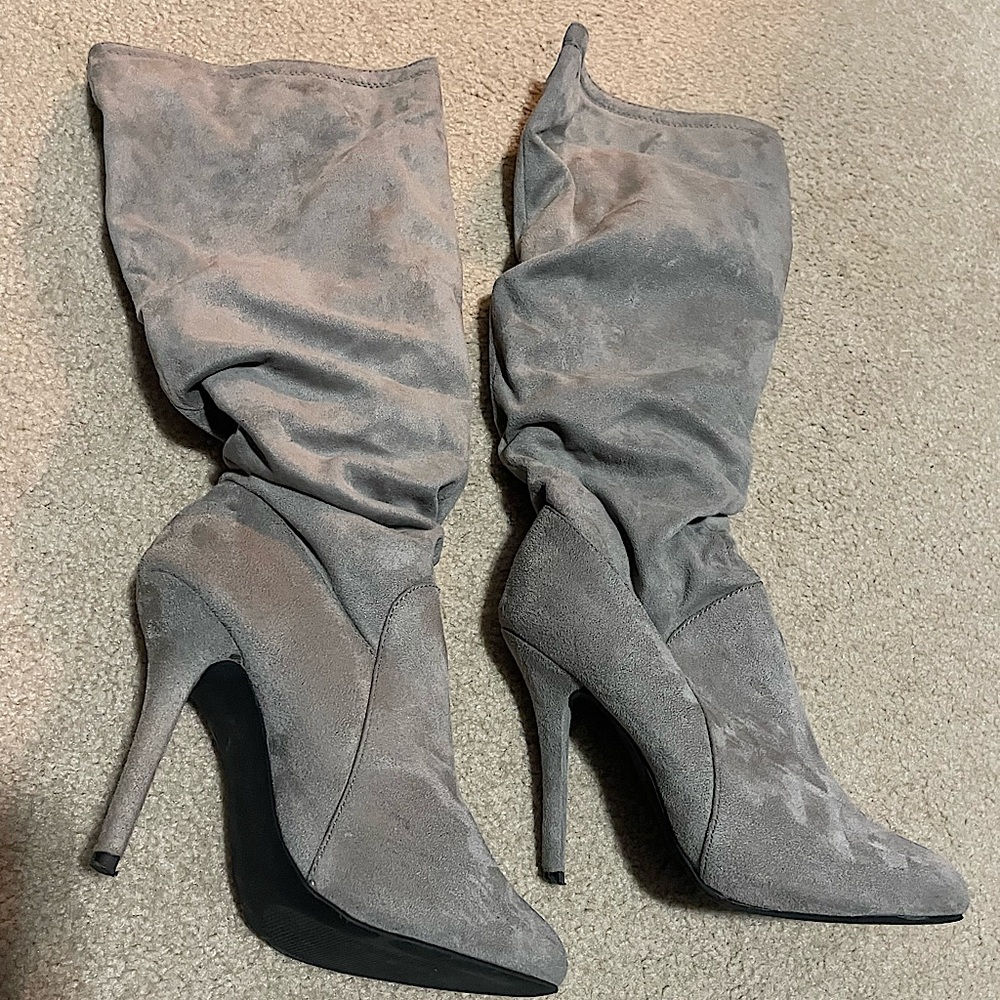 Size 7Jennifer Lopez Gray Suede Stiletto Boots.